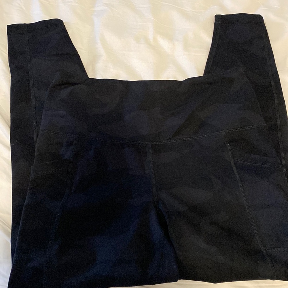 Black camo  yogalicious Lux leggings with phone pockets on both sides